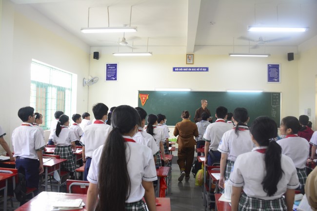 Tặng sách trường THCS Nguyễn Văn Bứa, Hóc Môn